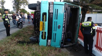 Truk Tangki Muatan Pupuk Cair Terguling di Jombang, Kok Iso?