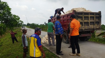 Perbaikan Jalan Poros Desa di Lamongan Ambles Ditangani Berbagai Elemen