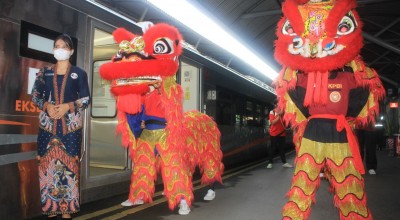 Imlek 2023, Barongsai Bagikan Kue Kerangjang di Stasiun Gubeng Surabaya