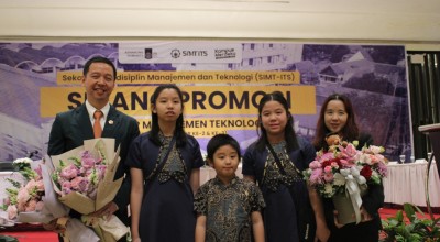 So Sweet...Pasutri Ini Barsama-sama Raih Gelar Doktor di ITS