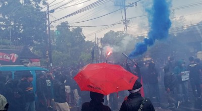 Unjuk Rasa Arek Malang Berujung Anarkis, Kantor Arema FC Rusak
