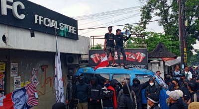 Ratusan Massa Aksi Depan Kantor Arema FC Diamankan Polisi