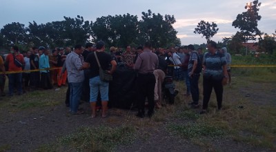 Penemuan Mayat Pria Berbaju Merah di Sedati, Motornya Masih Menyala