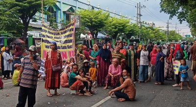 Pedagang Pasar Larangan Blokade Jalan Raya, Tolak Relokasi