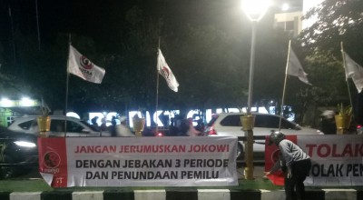 Bertebaran Spanduk Tolak Jabatan Presiden 3 Periode di Surabaya