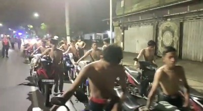 Puluhan Remaja Tanpa Baju Menuntun Motor di Pasuruan, Lapo Rek?