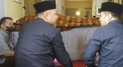 Mendiang Ayah Eri Cahyadi Dimakamkan di TPU Tembok Gede Surabaya
