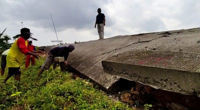 Akses Jalan Poros Desa di Lamongan Ambles 1 Meter