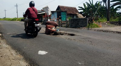 Belum Sebulan Diperbaiki, Jembatan Prasung Ambles Lagi, Nemen Rek!