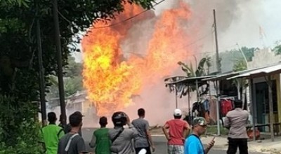 Truk Pengangkut Tabung Gas Terbakar di Sumenep