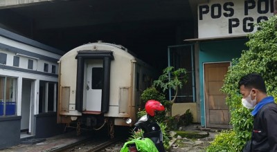 Ada Kereta Api Menembus Gedung Mal di Surabaya, Umur Berapa Kamu Tahu?