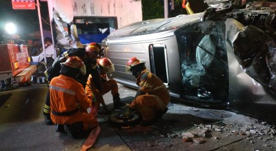 Mitsubishi Pajero Tabrak Pos Polisi di Surabaya, Kondisinya Sih......