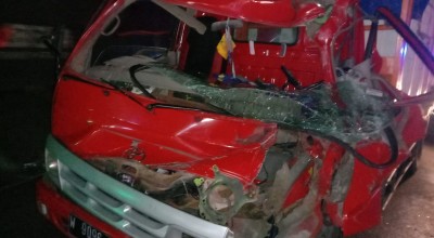 Pengangkut Bata Ringan Ringsek Usai Cium Pantat Truk di Jombang