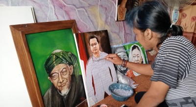 Melihat Lukisan dari Limbah Kertas Karya Pria asal Jombang