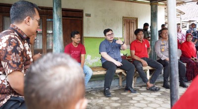 Mas Dhito Kunjungi Warga Terdampak Kerusuhan di Ngadiluwih