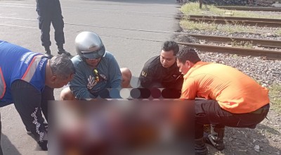 Pemotor di Surabaya Terjatuh saat Coba Terobos Palang Pintu Kereta Api