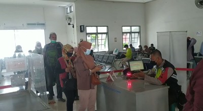 Berkah Imlek, Stasiun Jombang Dipadati Penumpang KA