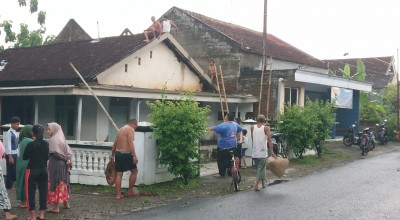 Hujan Es dan Puting Beliung Rusak Rumah Warga Tulungagung