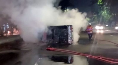 Mobil Pikap Terbakar Usai Terguling Tabrak Pembatas Jalan di Surabaya