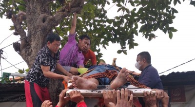 Pria Tersangkut di Atas Pohon Kejutkan Warga Surabaya, Ternyata...