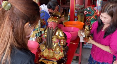 Mandikan Patung Dewa Jelang Imlek, Umat Tri Dharma Bilang Begini