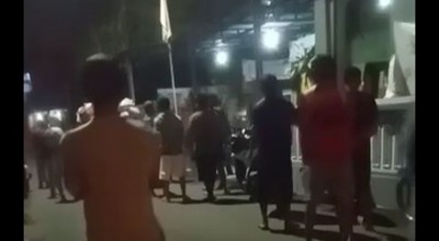 Warga Kepatihan Sidoarjo Turunkan Sampah Satu Truk di Balai Desa