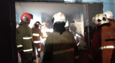 Rumah Kos dan Laundry Surabaya Terbakar, Penghuni Dievakuasi di Tengah Asap