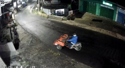 VIral! Dua Orang Curi Bentor Mogok Terekam CCTV, Ini Ciri-ciri Pelaku