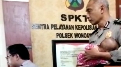 Kisah Haru Ibu Korban KDRT Visum, Bayinya Digendong Anggota Polsek Wonoayu
