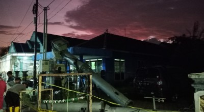 Hujan Deras dan Angin Kencang, Tower Provider Timpa Rumah di Sidoarjo