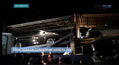 Truk Muatan Mobil Baru Tertabrak Kereta Api di Mojokerto