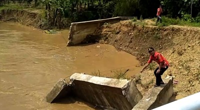 Tanah Samping Jembatan Longsor, Wabup Bojonegoro Ngamuk!