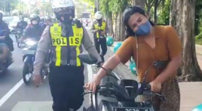 Begini Gaya Kemayu Waria di Surabaya saat Dihentikan Polisi, Ehmmm...