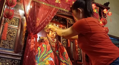 Sambut Imlek, Baju Dewa di Klenteng Tjo Tik Kiong Tulungagung Diganti