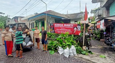 Kader PDI Perjuangan Wonokromo Kerja Bakti Bareng Warga Kampung