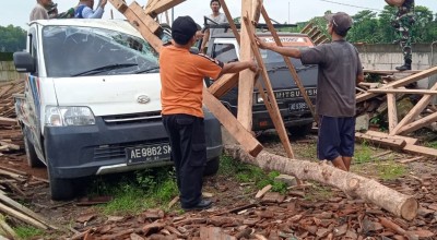 Bangunan Usaha Penggergajian Kayu di Ponorogo Ambruk Timpa Dua Mobil