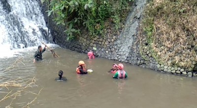 Pencarian Balita Terseret Arus Selokan di Malang, Tim SAR Temukan Bola