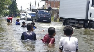 Keseruan Anak-anak Berenang saat Jalan Raya Morowudi, Gresik Terendam Banjir