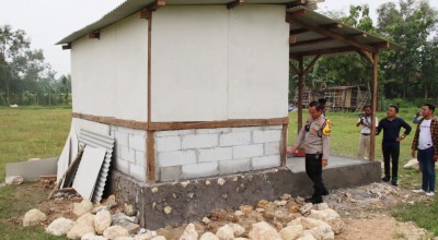 Polisi Bangkalan Bedah Rumah Warga Tidak Layak Huni