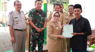 Bupati Mundjidah Serahkan Ribuan Sertifikat PTSL ke Warga Kebonagung Ploso