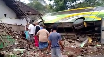 Bus Pariwisata Seruduk Rumah, 6 Pasangan Luar Nikah Terjaring Razia