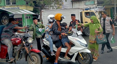 Forum Lintas Agama Bagikan Bendera NU di Jombang