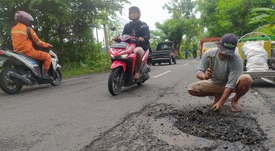 Tukang Becak Lamongan Benahi Jalan Berlubang Sendirian, Alasannya Bikin Terenyuh