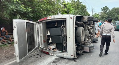 Elf Rombongan Hajatan Terguling di Jombang, 13 Penumpang Terluka