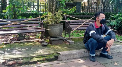 Kursi di Jalan Ijen Dipagari DLH Kota Malang, Lho Kenapa?