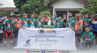 PWI Bojonegoro Beri Kejutan Ultah Bupati Bojonegoro saat Gowes