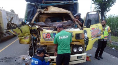 Truk Seruduk Boks saat Tunggu Kereta Api Lewat di Jombang, Dua Orang Terluka