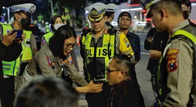 Pengemudi Mobil Mabuk di Surabaya Diantar Pulang Polisi