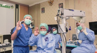 Eyelink Foundation: Satu Keluarga di Bawean Alami Katarak