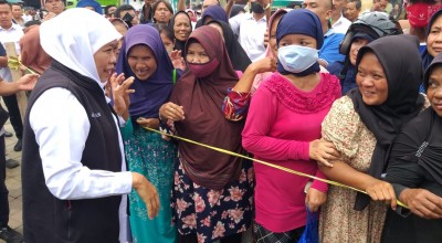 Gubernur Khofifah Tinjau Operasi Pasar Beras Murah, Warga Kota Pasuruan Antusias